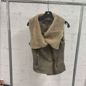 MUUBAA Vest - Leather and Fur Sleeveless Jacket - LIKE NEW - Zip Pockets Size 6